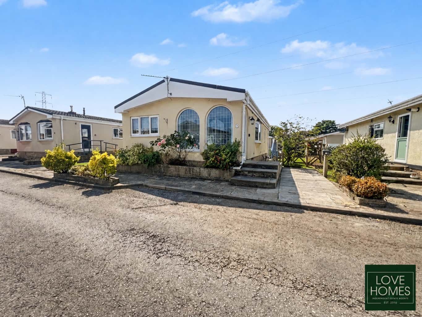 Peaceful Park Home Living near Lytham: 2 Beds, Ready to Move In. Property image 1