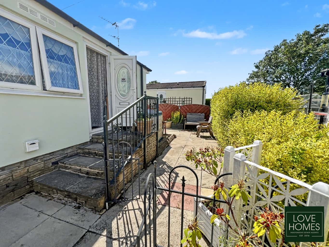 Peaceful Park Home on Carr Bridge near Lytham st Annes. Modern Comforts, Community Living. Property image 8