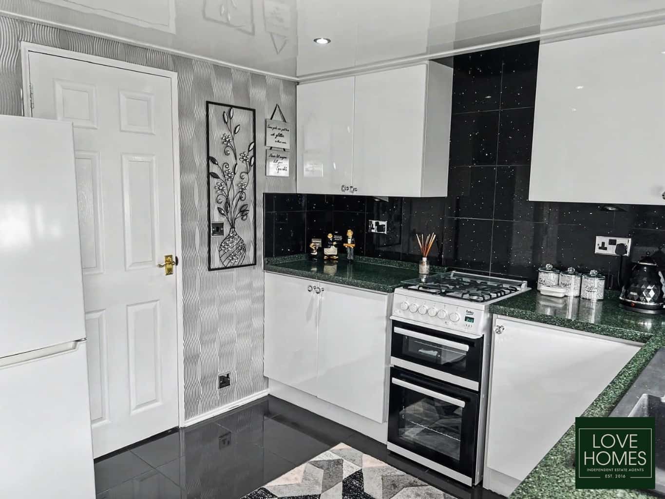 Modern 2 Bed Park Home in Carr Bridge near Lytham St Annes. Property image 4