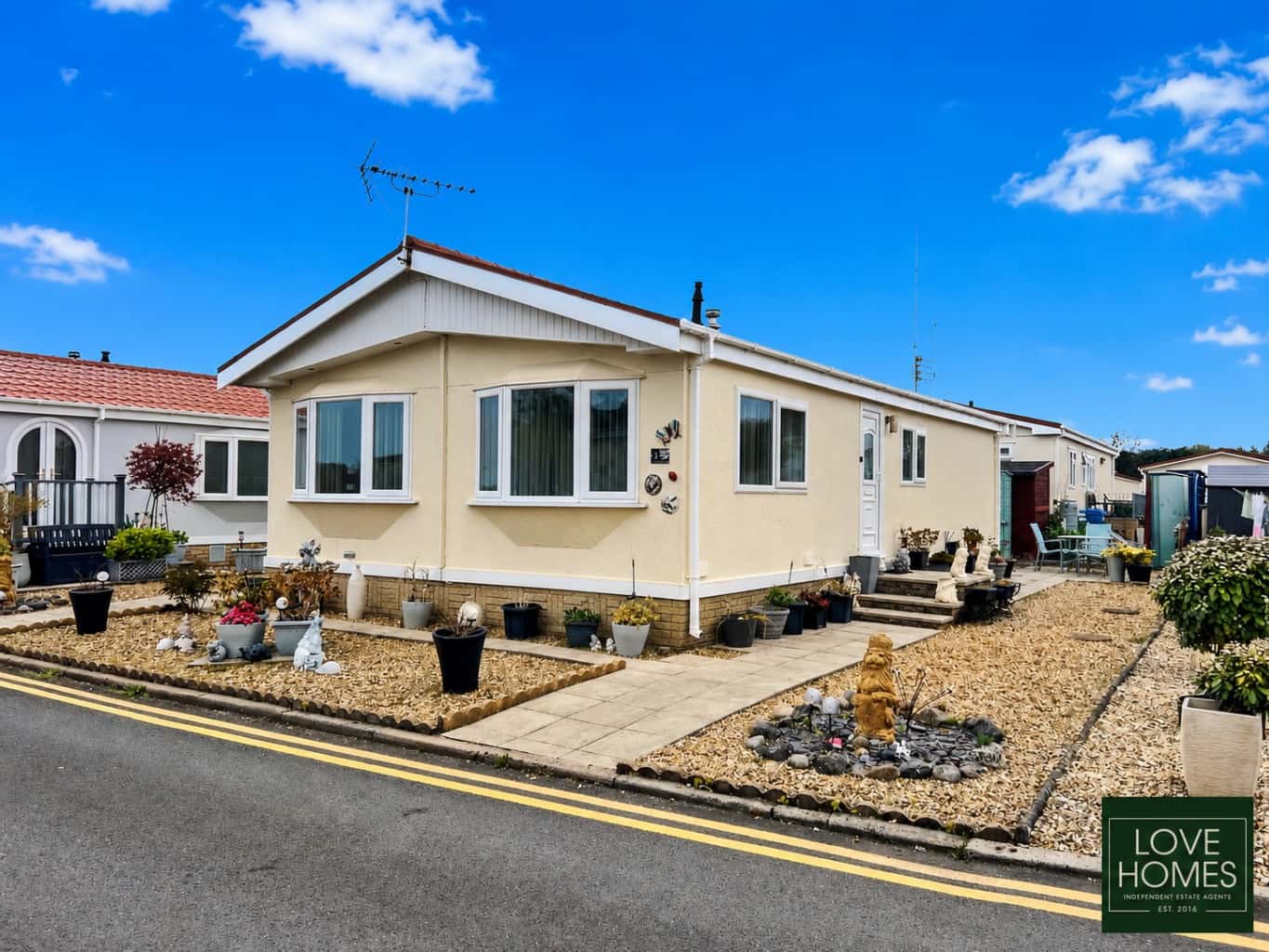 Modern 2 Bed Park Home in Carr Bridge near Lytham St Annes. Property image 1