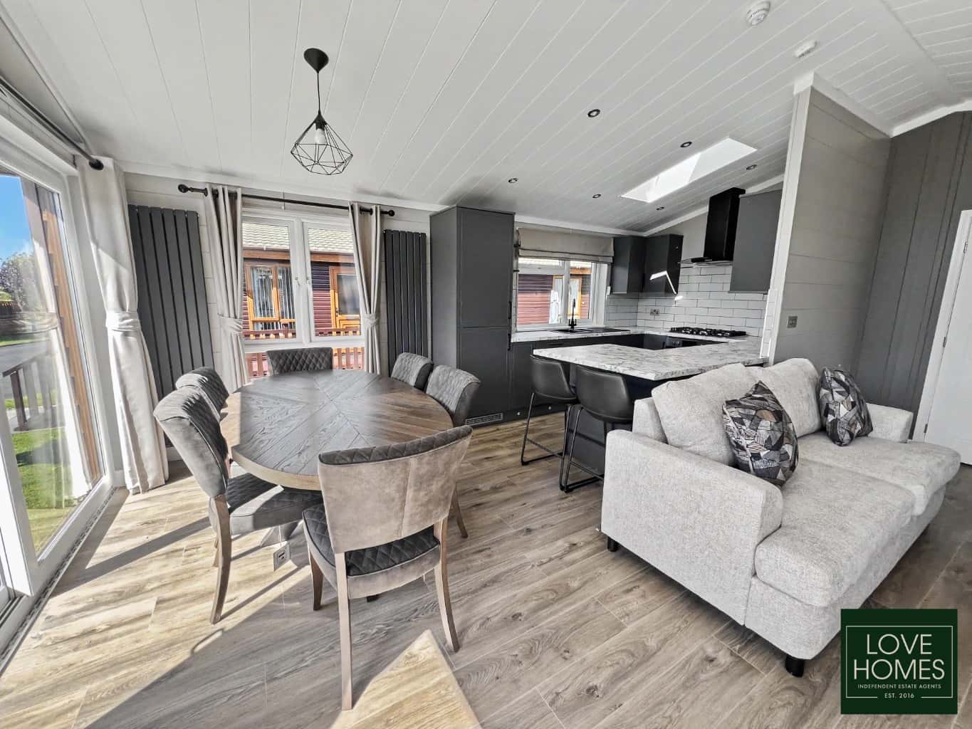 Luxury Omar Kingfisher Lodge: Spacious Living at Lawnsdale Park. Property image 6