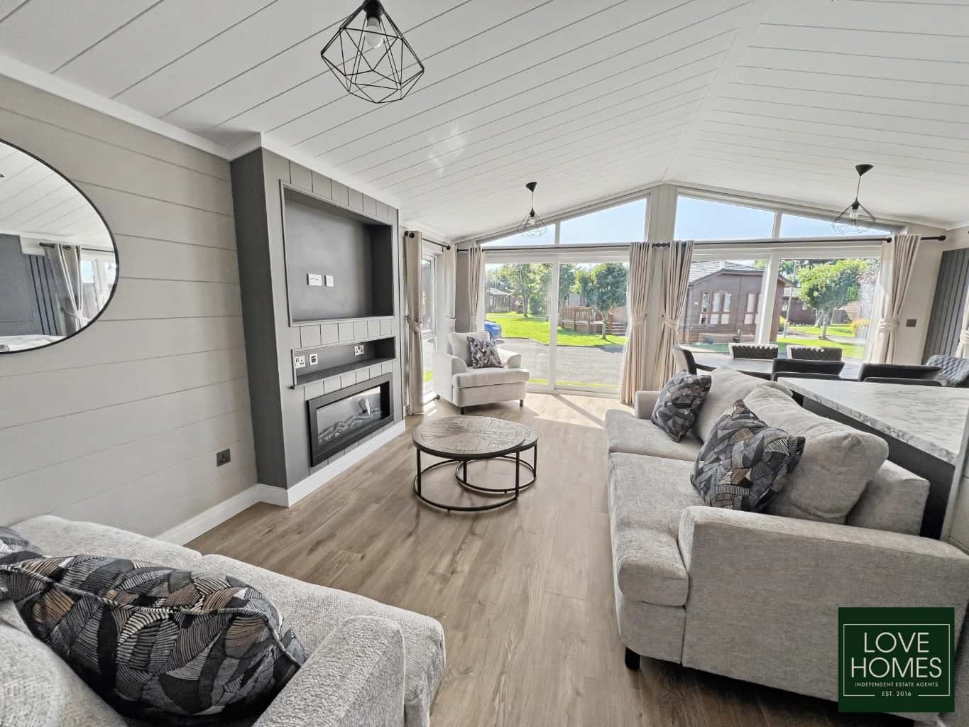 Luxury Omar Kingfisher Lodge: Spacious Living at Lawnsdale Park. Property image 4