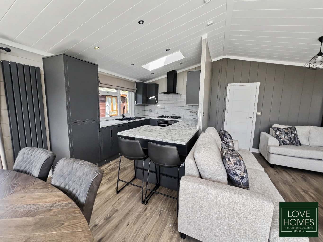 Luxury Omar Kingfisher Lodge: Spacious Living at Lawnsdale Park. Property image 7