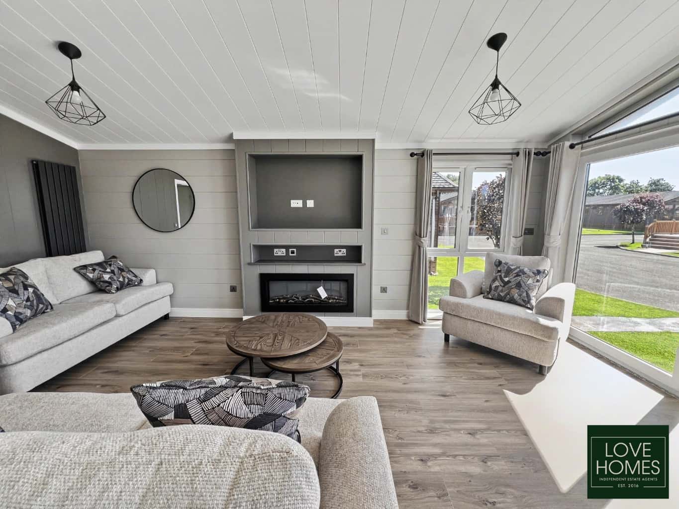 Luxury Omar Kingfisher Lodge: Spacious Living at Lawnsdale Park. Property image 5