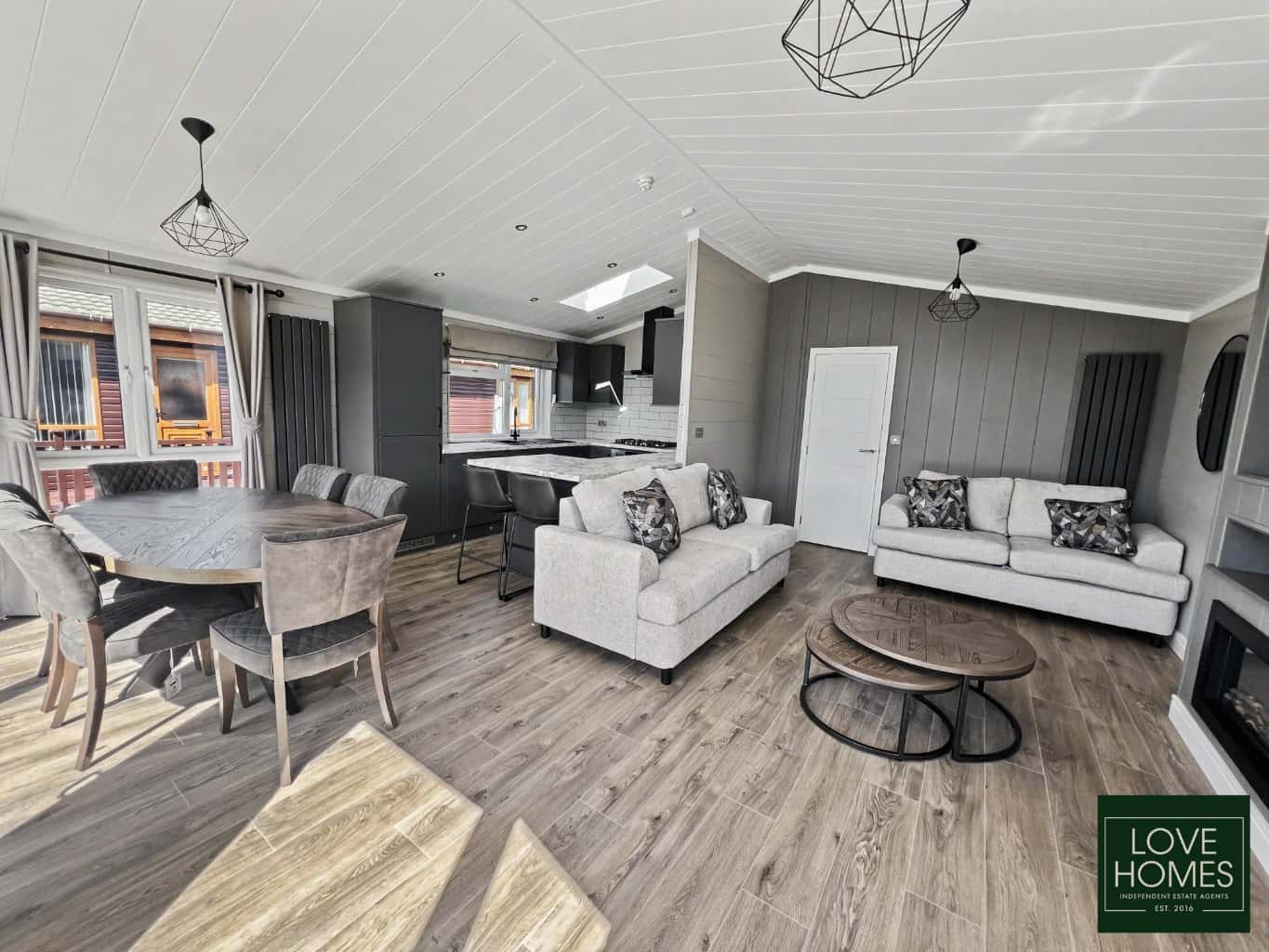 Luxury Omar Kingfisher Lodge: Spacious Living at Lawnsdale Park. Property image 2