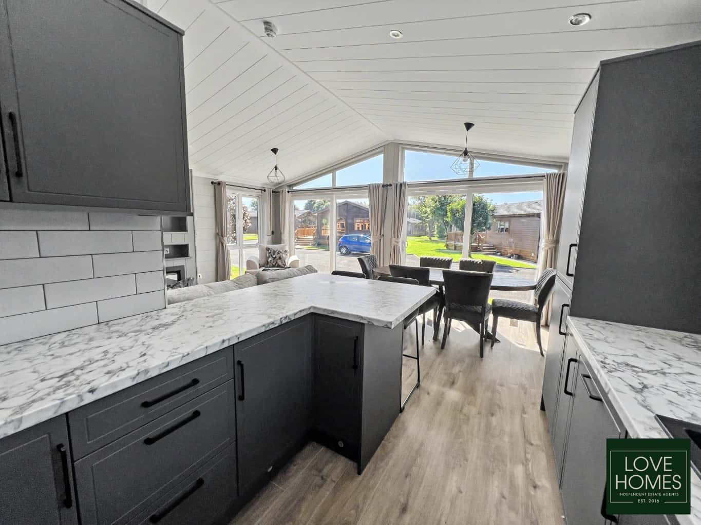 Luxury Omar Kingfisher Lodge: Spacious Living at Lawnsdale Park. Property image 8