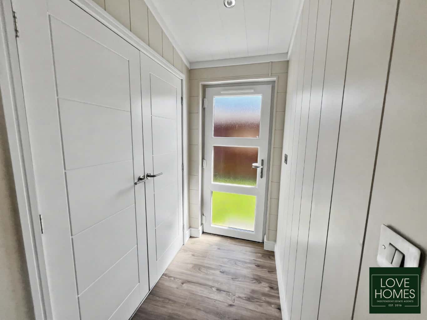 Luxury Omar Kingfisher Lodge: Spacious Living at Lawnsdale Park. Property image 9