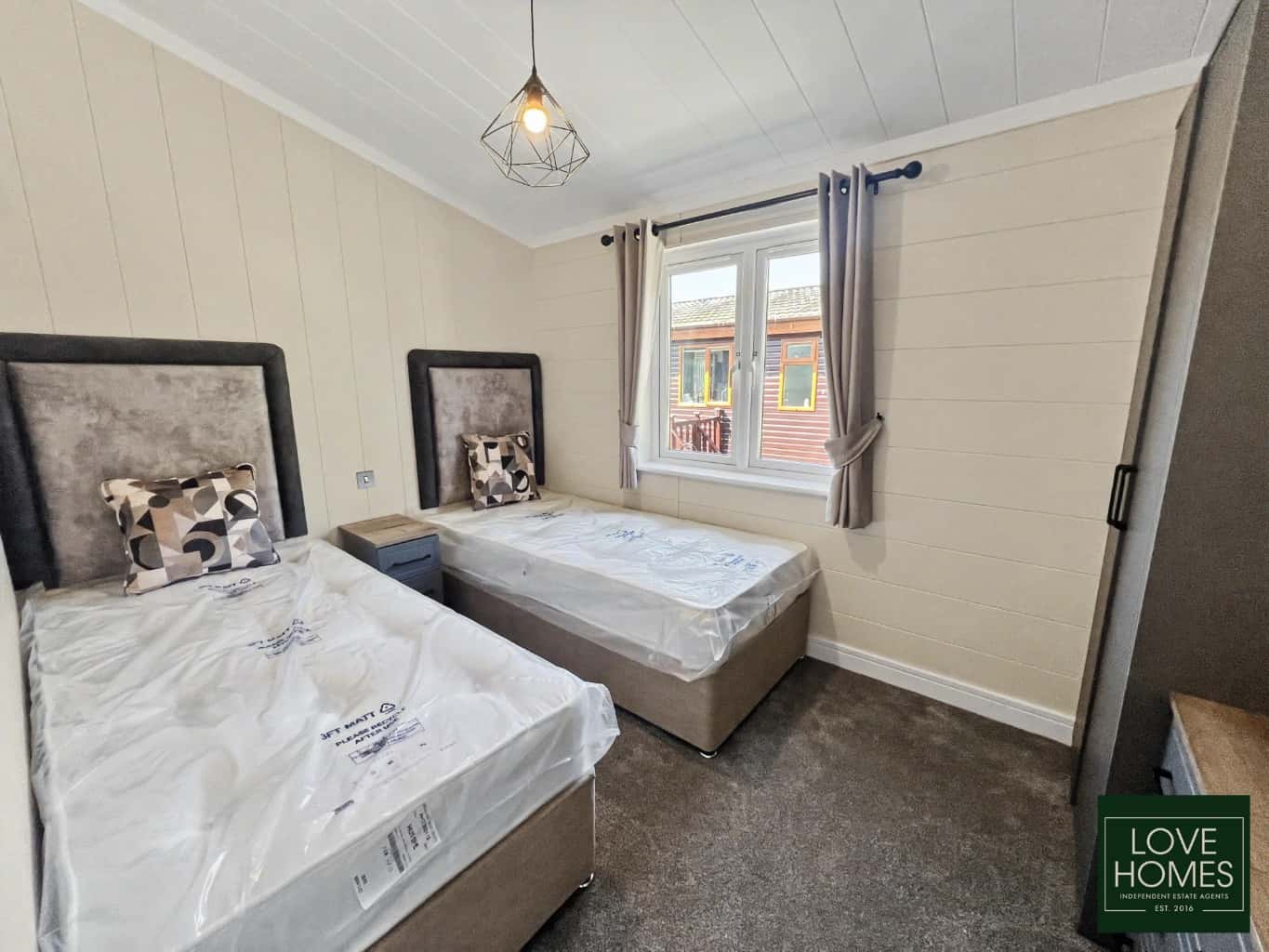 Luxury Omar Kingfisher Lodge: Spacious Living at Lawnsdale Park. Property image 11