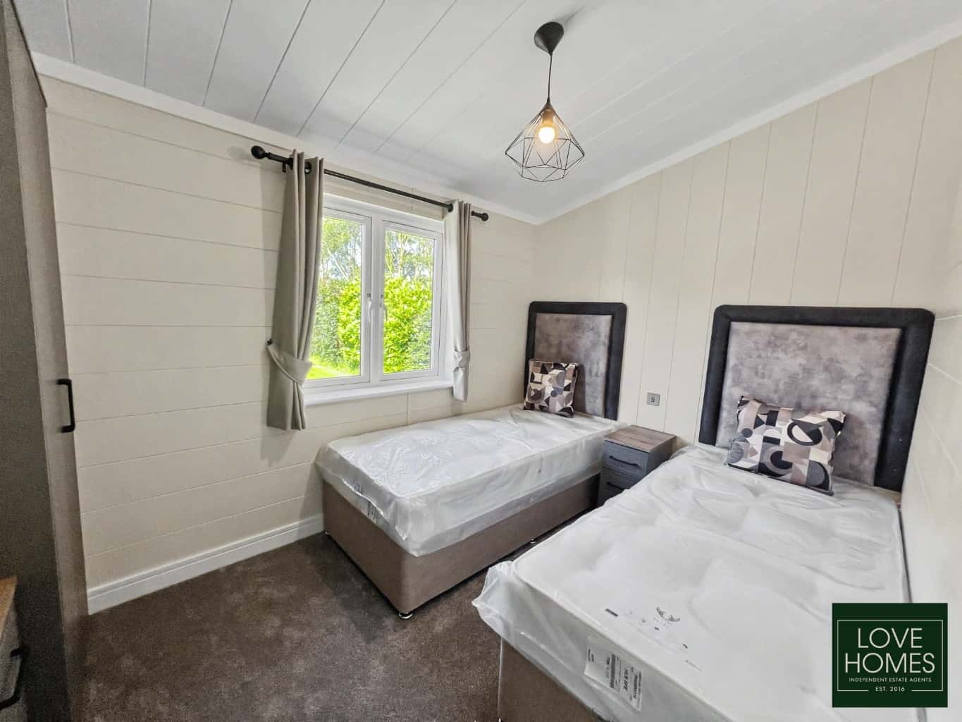 Luxury Omar Kingfisher Lodge: Spacious Living at Lawnsdale Park. Property image 13