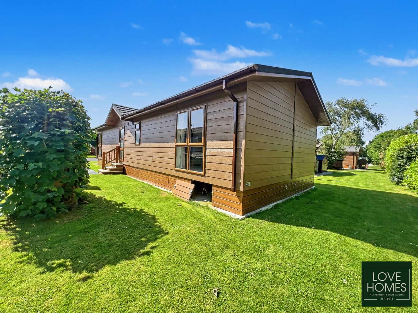 Luxury Omar Kingfisher Lodge: Spacious Living at Lawnsdale Park. Property image 19