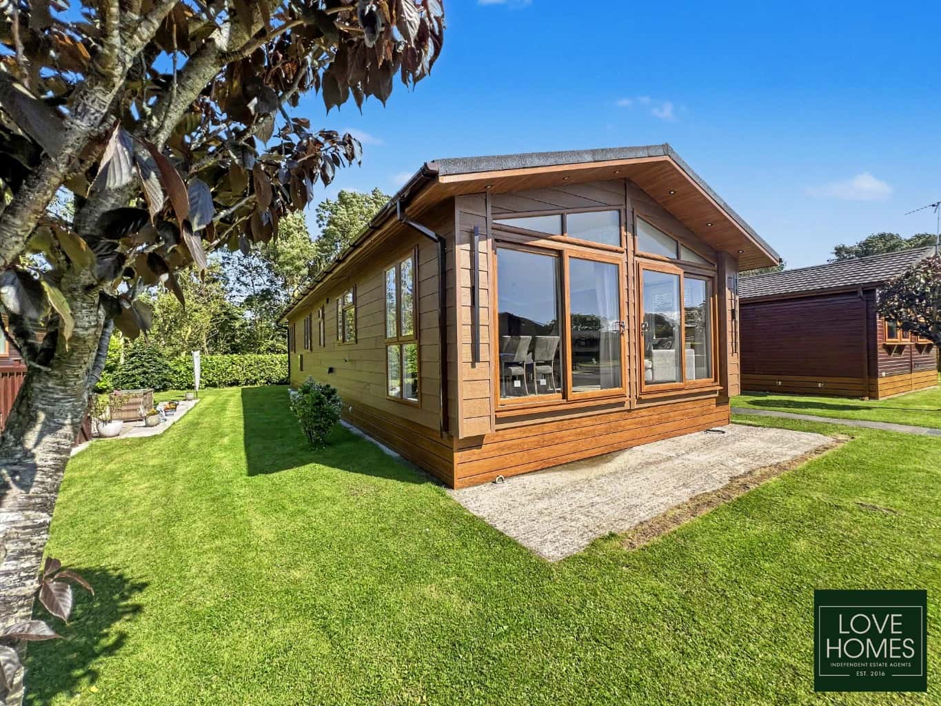 Luxury Omar Kingfisher Lodge: Spacious Living at Lawnsdale Park. Property image 1
