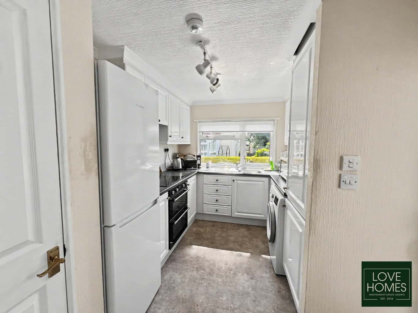 Charming 2 Bed Park Home in Wyre Vale Park, Garstang, with Generous Plot. Property image 3