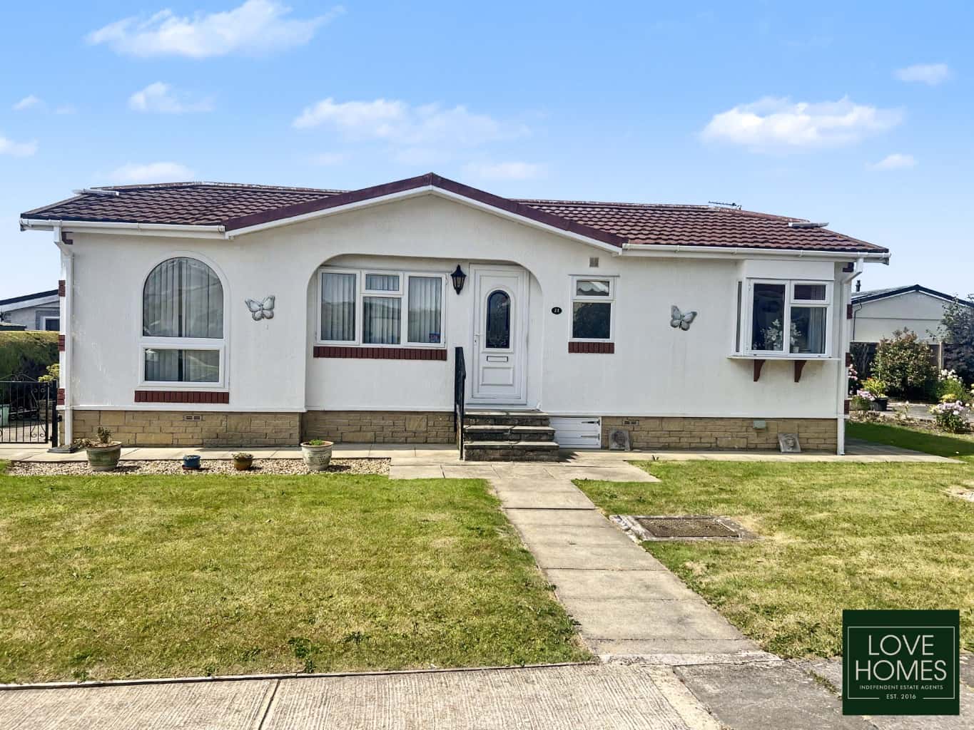 Charming 2 Bed Park Home in Wyre Vale Park, Garstang, with Generous Plot. Property image 12