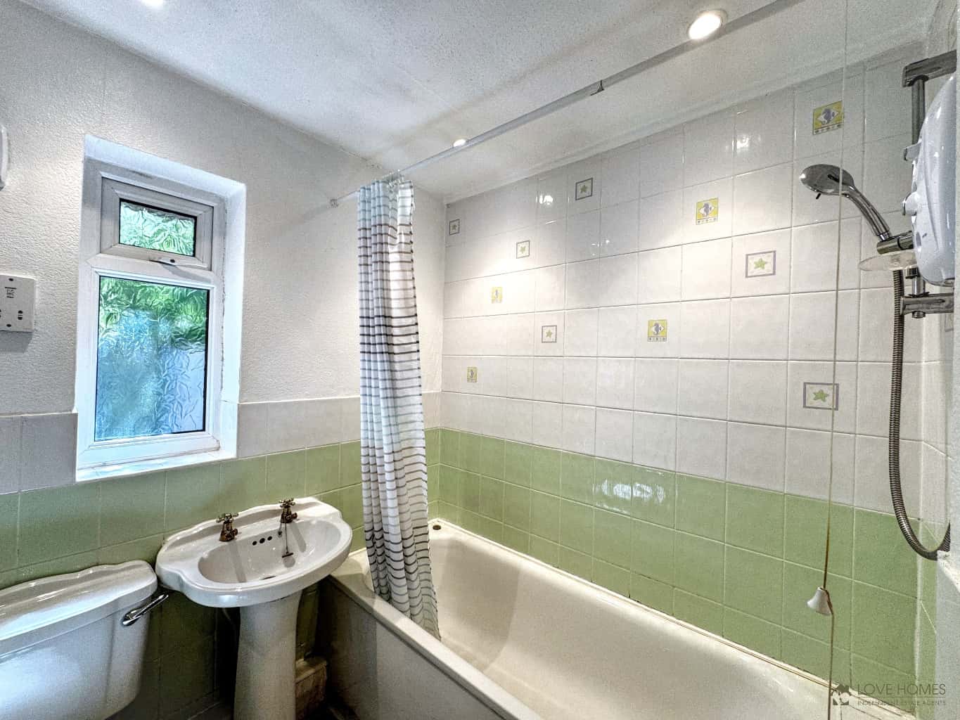 Charming Two-Bedroom Detached Bungalow to Let in Lea, Lancashire Property image 4